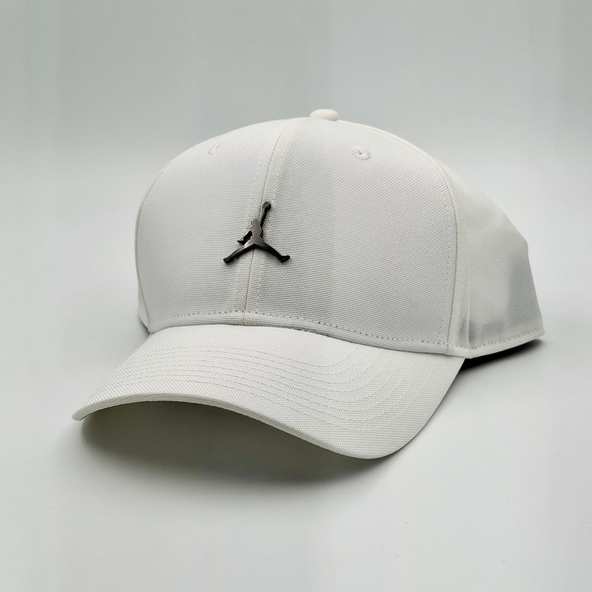 JORDAN BLANCA LOGO METÁLICO