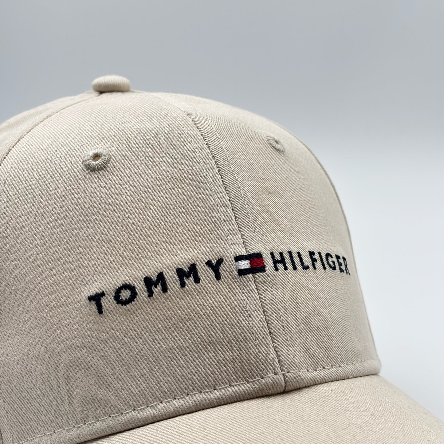 TOMMY HIFILGER CREAM LETTER LOGO