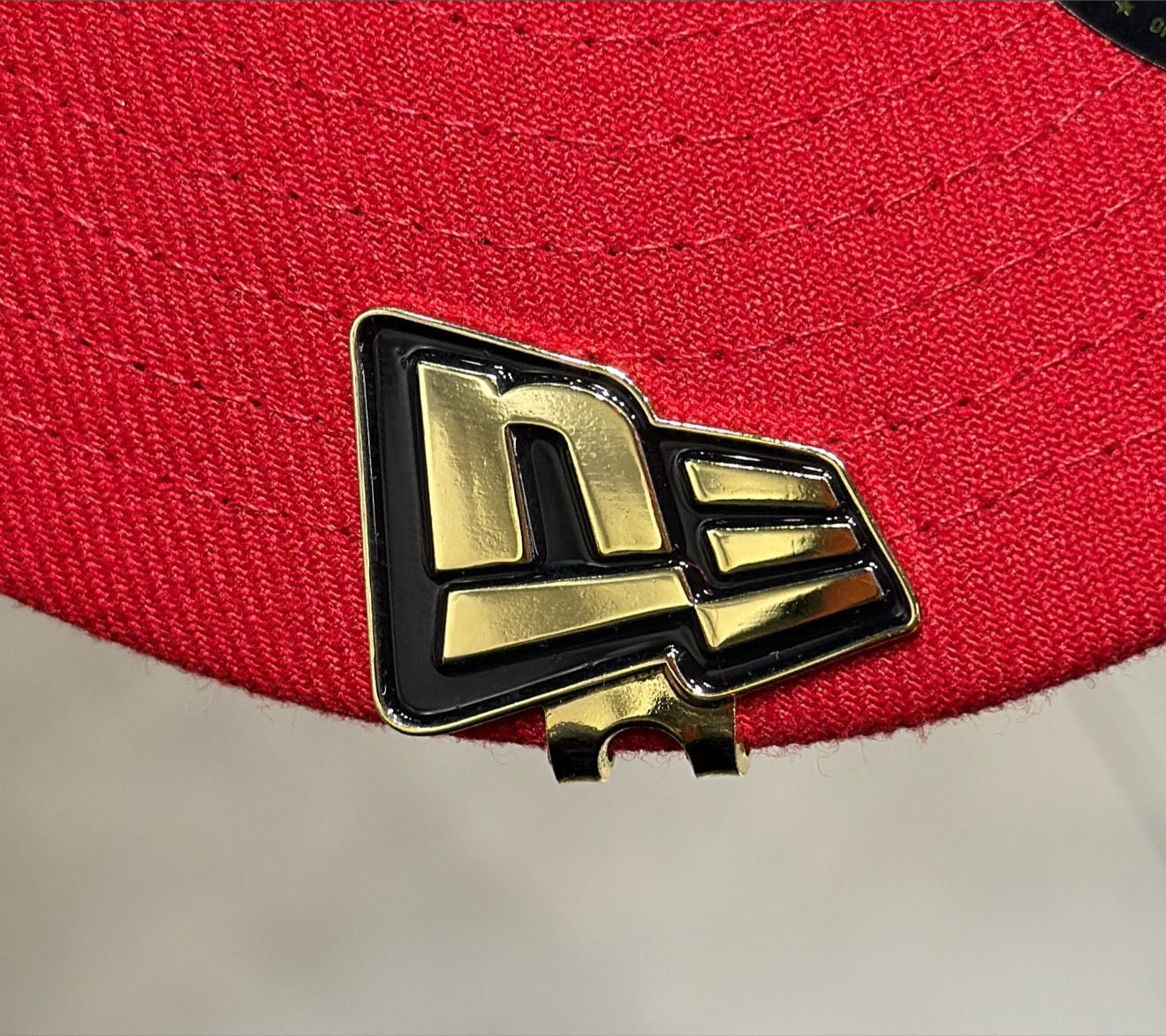 PIN METALICO CLIP NEW ERA LOGO