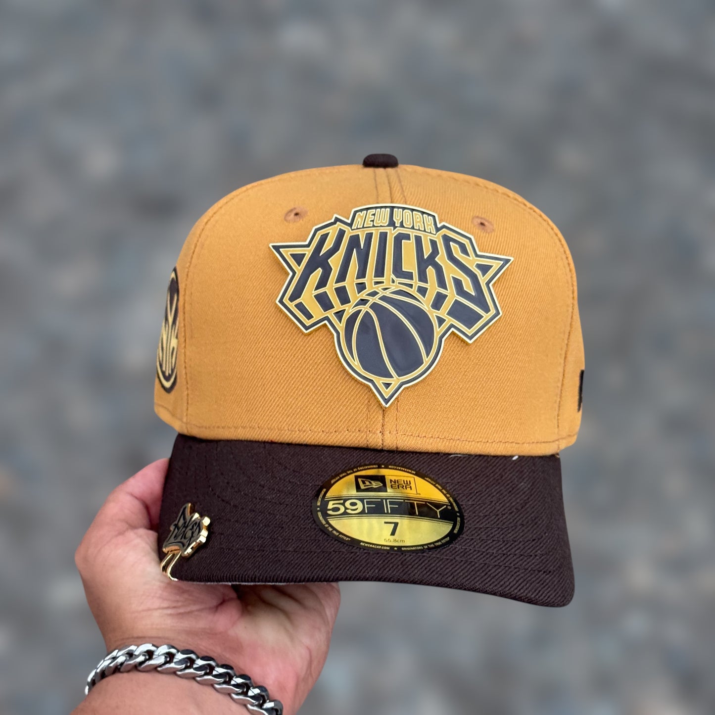 59FIFTY KNICK KHAKY BROWN VISOR METALLIC LOGO