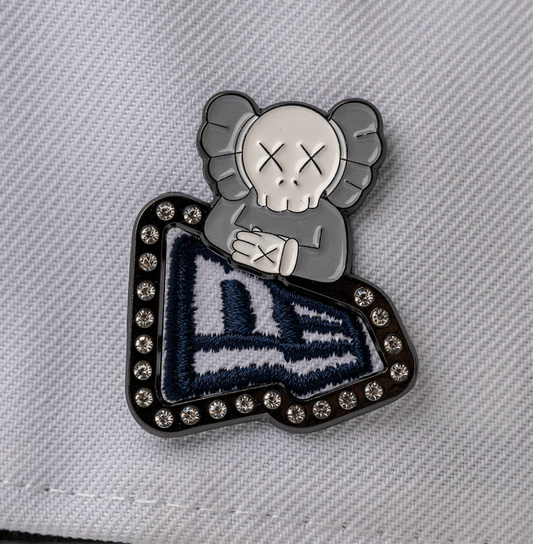 PIN METALICO BORDE NE KAWS