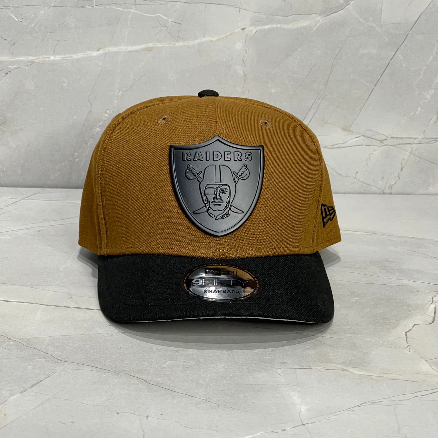 9FIFTY RAIDERS BROWN BLACK LOGO METÁLICO