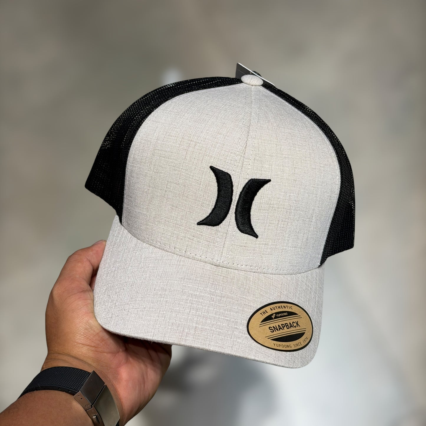 Hurley trucker beige black logo