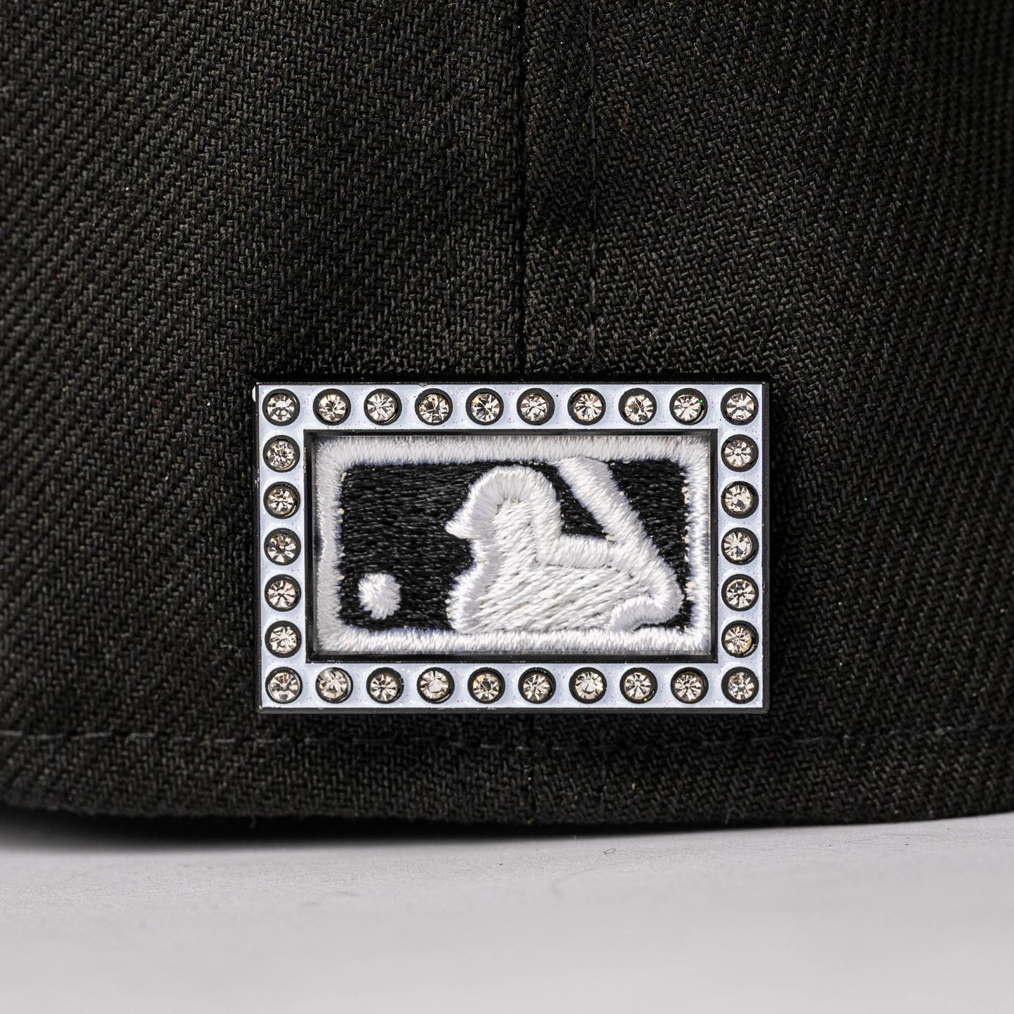 PIN BORDE NEGRO MLB GEMAS Y BRILLOS