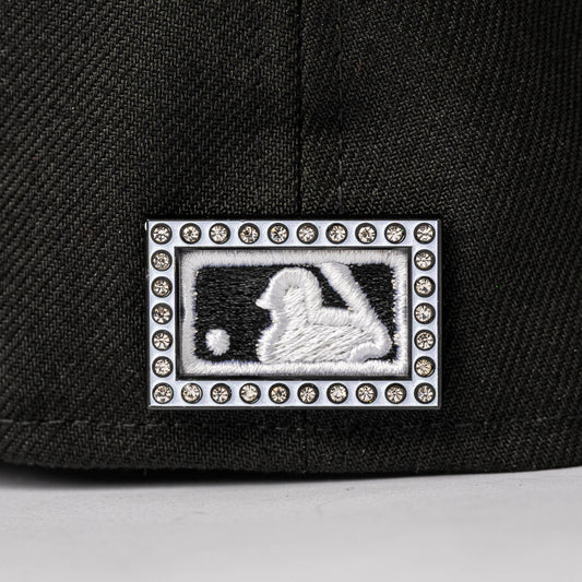PIN METALICO BORDE NEGRO MLB GEMAS Y BRILLOS