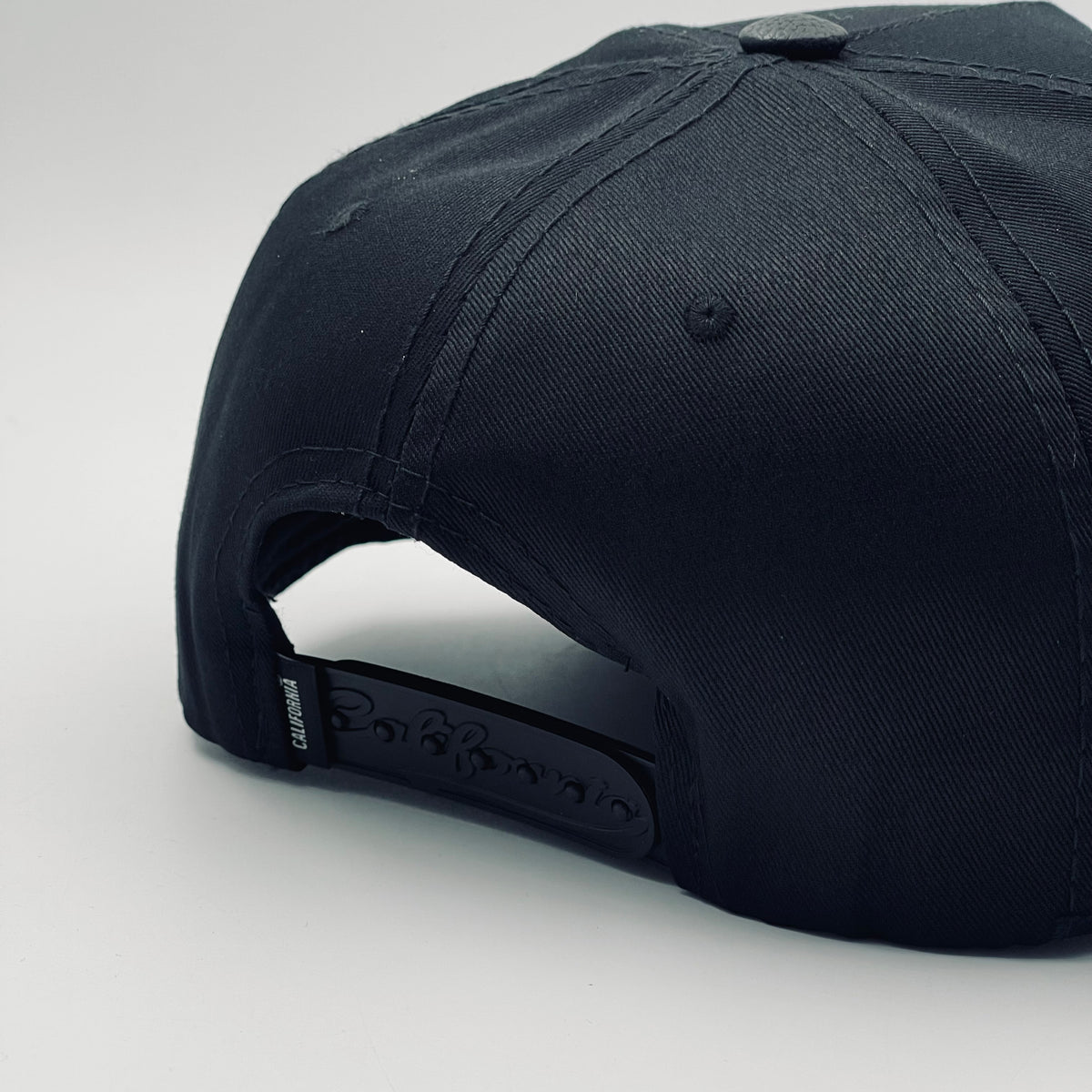 CALIFORNIA BLACK VISOR CUERO