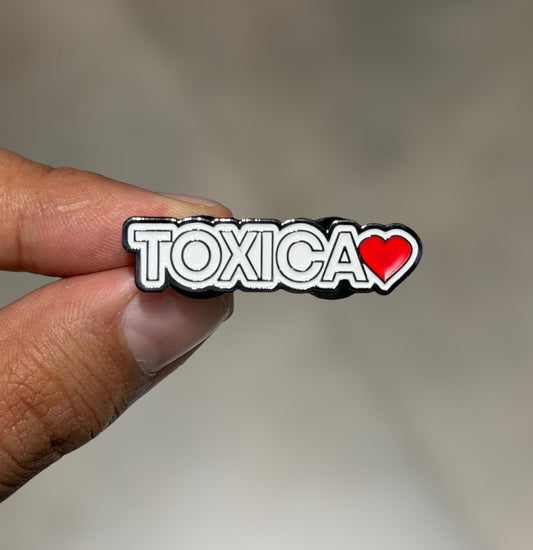 PIN METALICO TOXICA ❤️