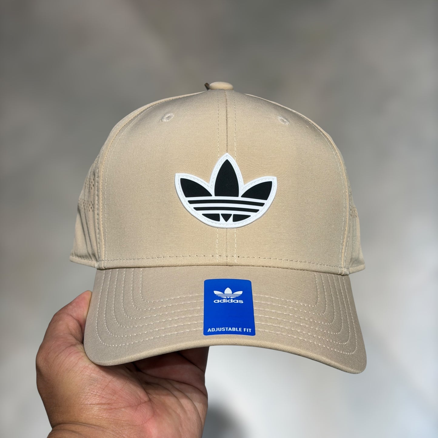 Adidas beige clasic logo
