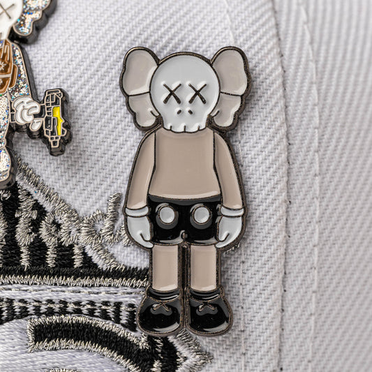 PIN KAWS GRIS