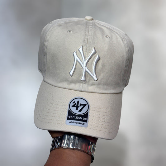 47BRAND CLEAN UP NY YANKEES BEIGE WHITE LOGO UNDERVISOR SKYBLUE