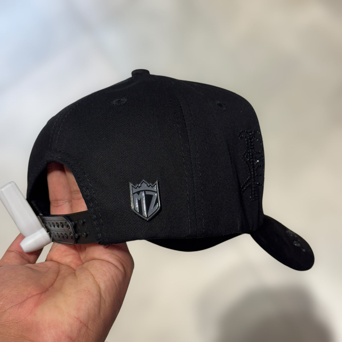 BELICA MZ HATSS LA PEOPLE CRYSTALS TOTAL BLACK