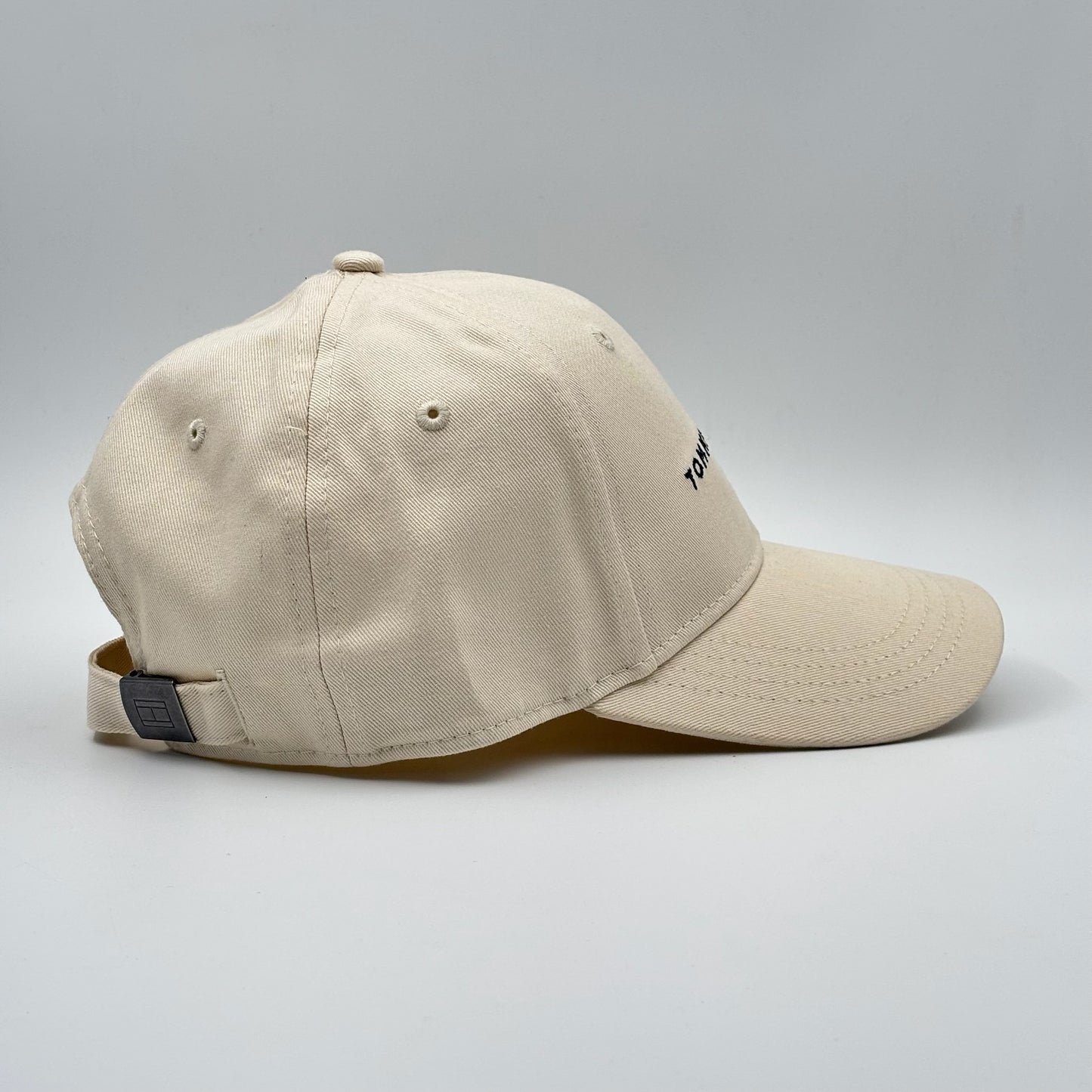 TOMMY HIFILGER CREAM LETTER LOGO