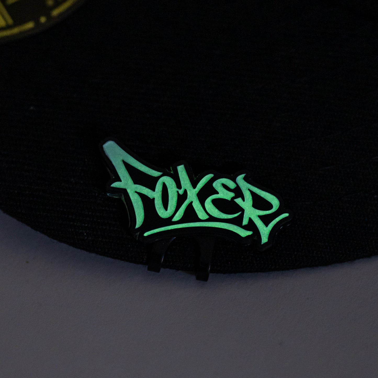PIN CLIP GRAFITI FOXER BLANCO Y NEGRO FLUORESCENTE