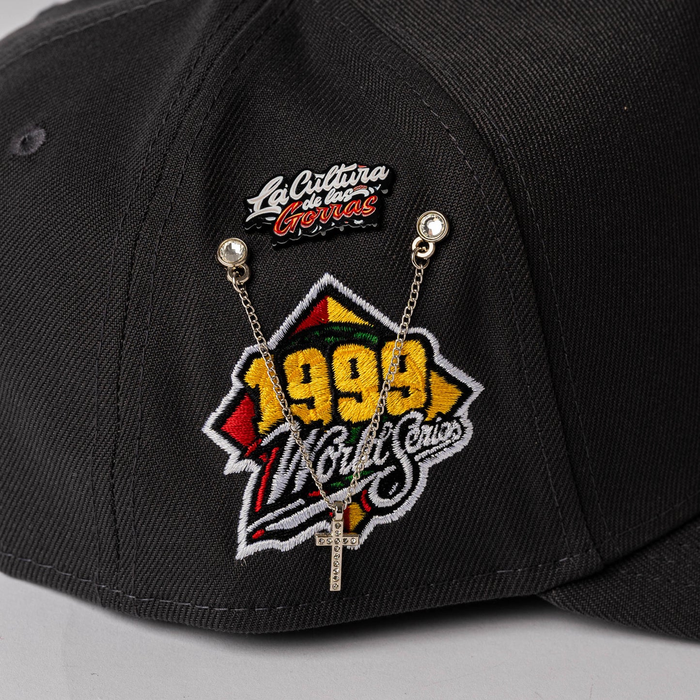PIN METALICO LA CULTURA DE LAS GORRAS