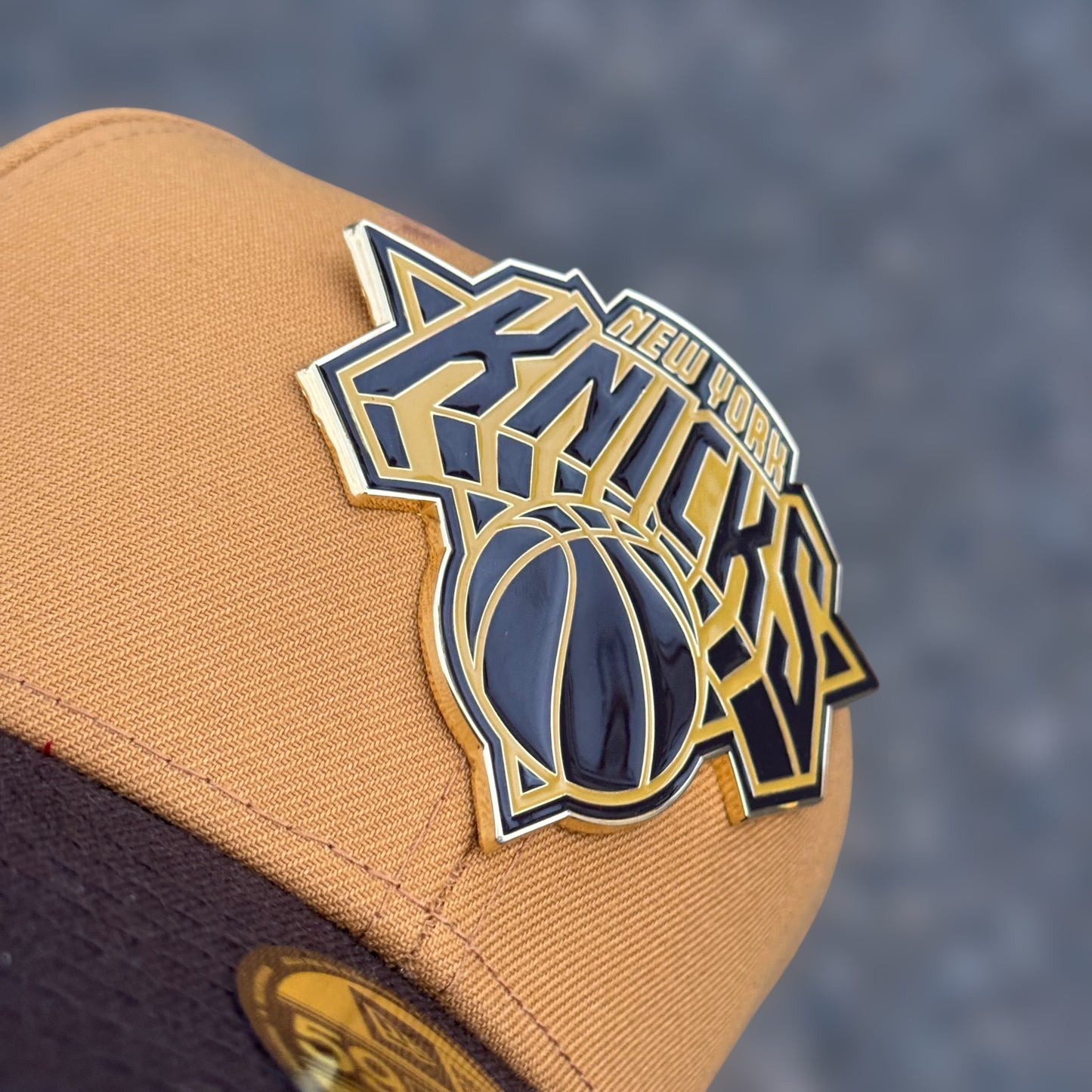 59FIFTY KNICK KHAKY BROWN VISOR METALLIC LOGO