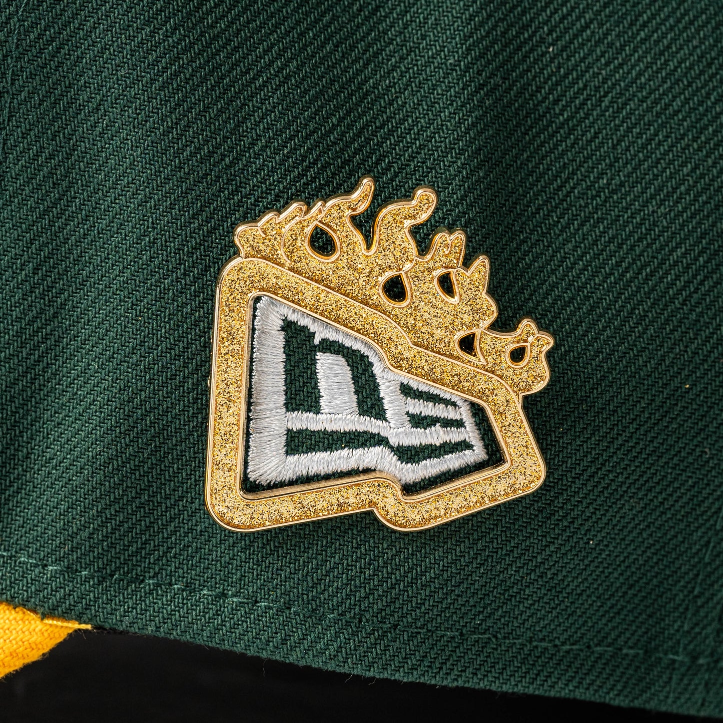 PIN BORDE NEW ERA FLAMA DORADO