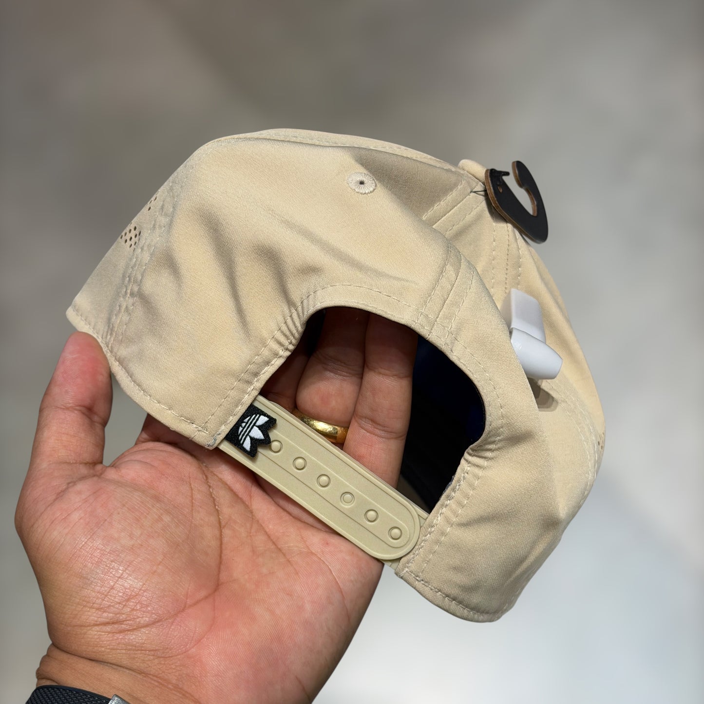 Adidas beige clasic logo