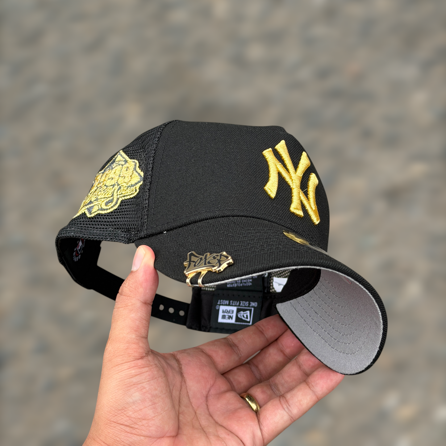 9FORTY NY YANKEES BLACK GOLD LOGO TRUCKER