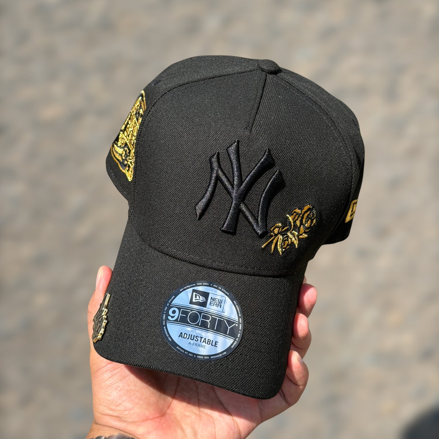9FORTY NEW YORK YANKEES BLACK ON BLACK GOLD FLOWER